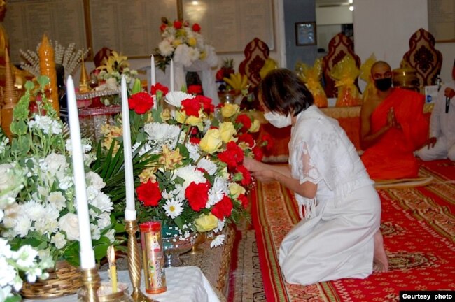 អ្នកស្រី ង៉ោ យក់បៀន ភរិយាសពលោក ទន់ សុវណ្ណ នៅឯពីធីបុណ្យសពក្នុងវត្តពុទ្ធិការ៉ាម រដ្ឋ Maryland នៅថ្ងៃសុក្រទី១៥ខែតុលាឆ្នាំ២០២១។ (រូបថតផ្តល់ឲ្យ)