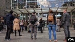 FILE - CNN employees stand in front of Time-Warner building where media company headquarters is located in New York, Oct. 24, 2018. CNN's offices were evacuated Thursday for another bomb threat. (Photo: R. Taylor / VOA)