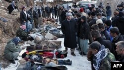 Dân làng tụ tập quanh thi hài các nạn nhân chết vì vụ không kích của không lực Thổ Nhĩ Kỳ