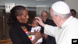 En esta foto proporcionada por el periódico del Vaticano L'Osservatore Romano se ve al Papa Francisco con Meriam Ibrahim, de Sudán. 