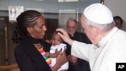 Meriam na mwanaye Maya wakiwa Vatican na Papa Francis, July 24, 2014. 