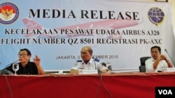 Ketua Sub Komite Kecelakaan Pesawat Udara (KNKT), Kapten Nurcahyo Utomo (tengah) ketika menjelaskan hasil investigasi jatuhnya pesawat AirAsia QZ8501 di kantornya, Selasa 1/12 (VOA/Fathiyah).