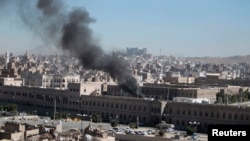 也门国防部大院遭袭击后冒出浓烟。（2013年12月5日）