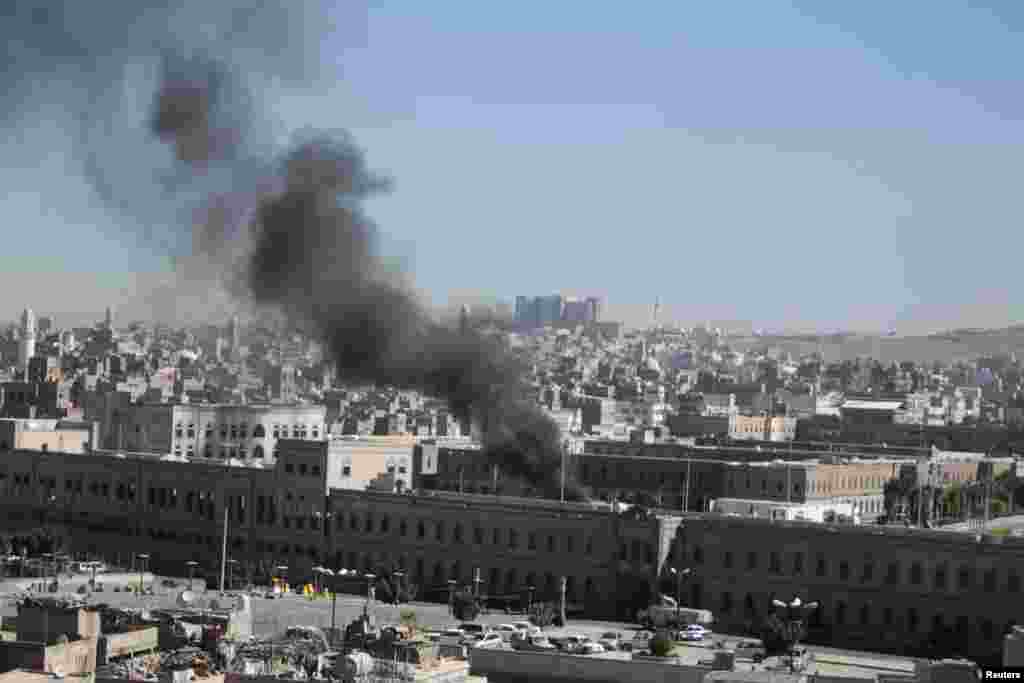 Smoke raises from the Defense Ministry compound after an attack in Sana'a, Dec. 5, 2013.