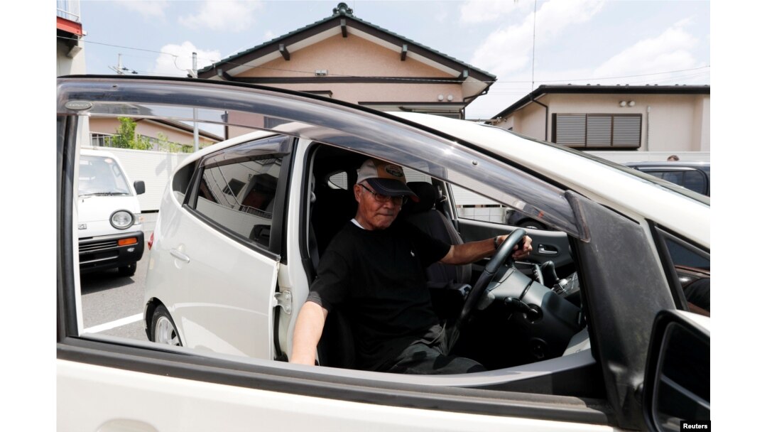 Yorie Miho mengendarai mobil mini dari penjual mobil mini di Yamato, Prefektur Kanagawa, 11 Agustus 2018.
