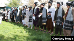 امریکہ کے ساتھ امن معاہدے کے تحت طالبان نے 100 افغان فوجیوں اور کابل حکومت نے بھی طالبان قیدیوں کو رہا کیا ہے۔ رہائی پانے والے طالبان کا گروپ۔ تاہم طالبان کے حملے جاری ہیں۔ 24 اپریل 2020