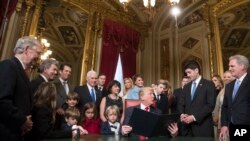 Le président Donald Trump pour signer formellement la nomination de son cabinet au Capitole, à Washington DC, le 20 janvier 2017.