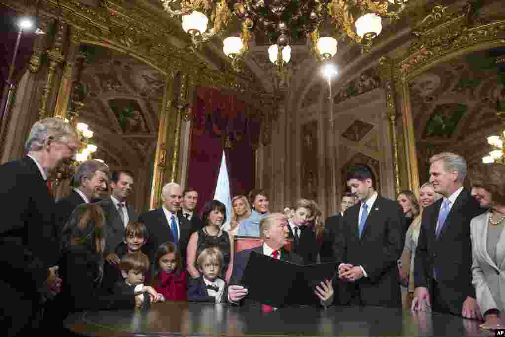 Le président Barack Obama pour signer formellement la nomination de son cabinet au Capitole, à Washington DC, le 20 janvier 2017.