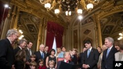 Le président Barack Obama pour signer formellement la nomination de son cabinet au Capitole, à Washington DC, le 20 janvier 2017.