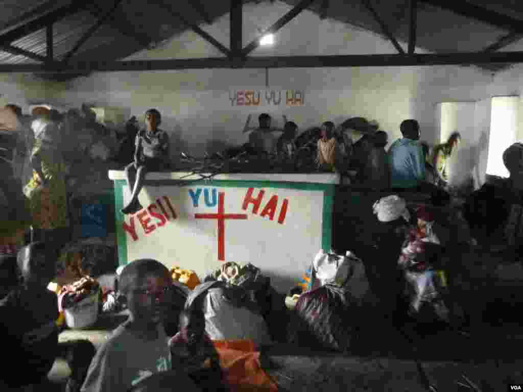 自从刚果东部的反政府武装运动开始后，为国内流离失所者开辟的营地迅速爆满，新的失去家园者在找到栖身地之前，只能睡在教堂里。（2012年11月23日，美国之乔斯洛拍摄）