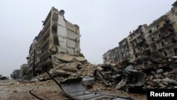 Kerusakan di daerah al-Shaar yang dikuasai pemerintah di Aleppo, Suriah (13/12). (Reuters/Omar Sanadiki)