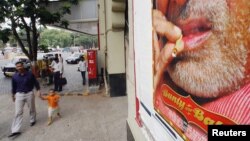 Une affiche de la star de cinéma Amitabh Bachchan à Mumbay, Inde, 1er juin 2005. (Photo REUTERS/Arko Datta) 