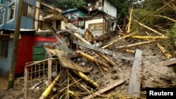 ເຮືອນຊານໃນເມືອງ San Jose, ເກາະ Costa Rica ຖືກທໍາລາຍ ຍ້ອນດິນເຈື່ອນມາທັບ ໃນຂະນະທີ່ມີຝົນຕົກແຮງ ຍ້ອນມີລົມພາຍຸເຂດຮ້ອນ Nate ໄດ້ກະທົບໃສ່ເມືອງດັ່ງກ່າວ ໃນວັນທີ 5 ຕຸລາ, 2017.