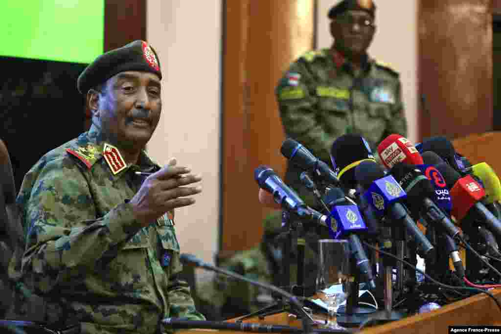 Sudanın ordu generalı Əbdül Fəttah Əl-Burhan Xartumdakı Silahlı Qüvvələrin Baş Komandanlığında mətbuat konfransı keçirib