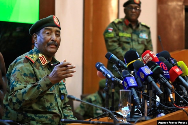 DOSSIER - Le général soudanais Abdel Fattah al-Burhan s'exprime lors d'une conférence de presse au commandement général des forces armées à Khartoum, le 26 octobre 2021.