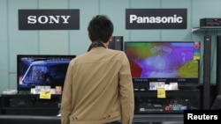 Fitch menurunkan peringkat kredit bagi dua raksasa teknologi Jepang, Sony dan Panasonic, Kamis (22/11).