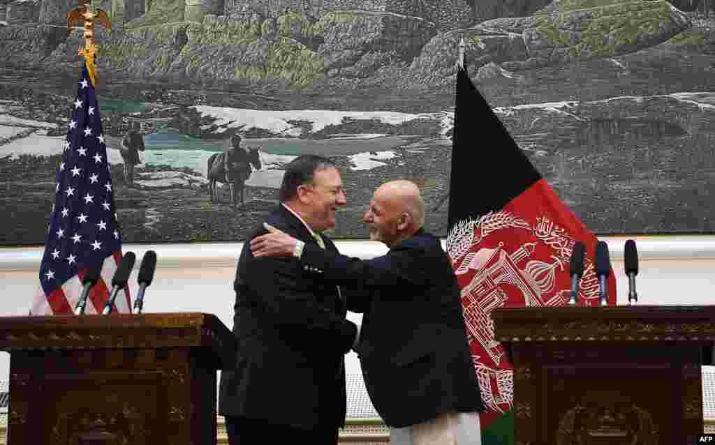 خوش و بش وزیر خارجه آمریکا با اشرف غنی، رئیس جمهوری افغانستان پس از اتمام کنفرانس خبری آن دو در کاخ ریاست جمهوری در کابل &nbsp;