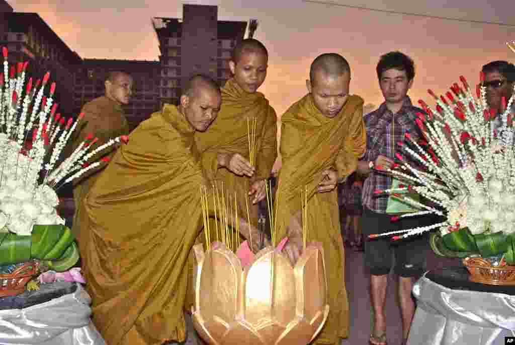 ប្រជាជាតិខ្មែរកាន់ទុក្ខអ្នកស្លាប់នៅកោះពេជ្រ