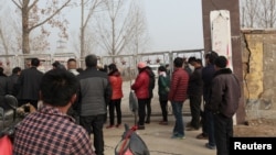 Người dâb đứng bên ngoài nơi xảy ra vụ sập mỏ than hôm 25/12/2015 ở tỉnh Sơn Đông. Các mỏ than ở Trung Quốc vẫn là những nơi gây nhiều tử vong nhất thế giới.