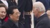 O presidente Hu Jintao dando as boas vindas ao vice-presidente Joe Biden