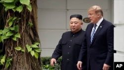 Le président Donald Trump et le dirigeant nord-coréen Kim Jong Un, après leur première réunion à l'hôtel Sofitel Legend Metropole Hanoi, le jeudi 28 février 2019 à Hanoi. (Photo AP / Evan Vucci)