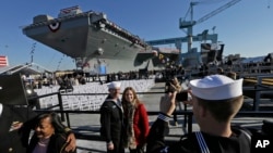 미 해군은 19일 버지니아주 노폭 해군기지에서 새 항공모함 '제럴드 포드' 호를 공개했다.