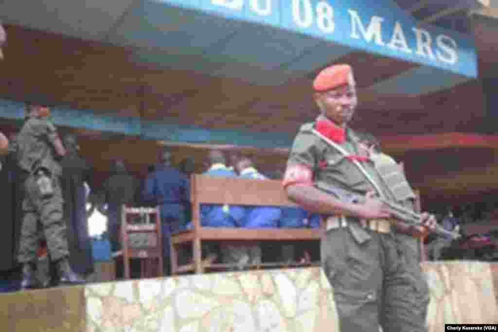 Un soldat fait la garde, lors du procès des rebelles présumés ADF, à Beni, RDC, le 24 août 2016. (VOA/Charly Kasereka)