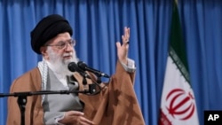 Lãnh đạo tối cao Iran, Ayatollah Ali Khamenei, tại một buổi họp với nhóm Vệ binh Cách mạng Iran ở Tehran hôm 9/4. Mỹ áp đặt chế tài lên ông Khamenei và điều này khiến quan hệ ngoại giao giữa 2 nước bị "đóng lại."