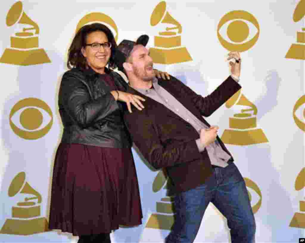 Brittany Howard (kiri) dan Steve Johnson dari &#39;Alabama Shakes&#39; berpose di belakang panggung Nominasi Grammy di Nashville, Tennessee, 5 Desember 2012. 