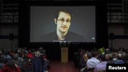 Mantan kontraktor NSA AS, Edward Snowden hadir di video langsung dalam konferensi dunia yang diatur oleh SMA swasta Upper Canada College di Toronto, 2 Februari 2015. (REUTERS/Mark Blinch)