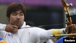 Im Dong Hyun apunta en el evento de clasificación para arquería individual, en el cual rompió el primer récord mundial de las Olimpiadas de Londres.