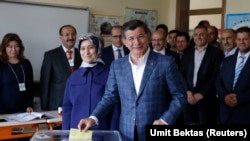 Turski premijer Ahmed Davutoglu glasa na današnjim izborima 7. juni, 2015. 