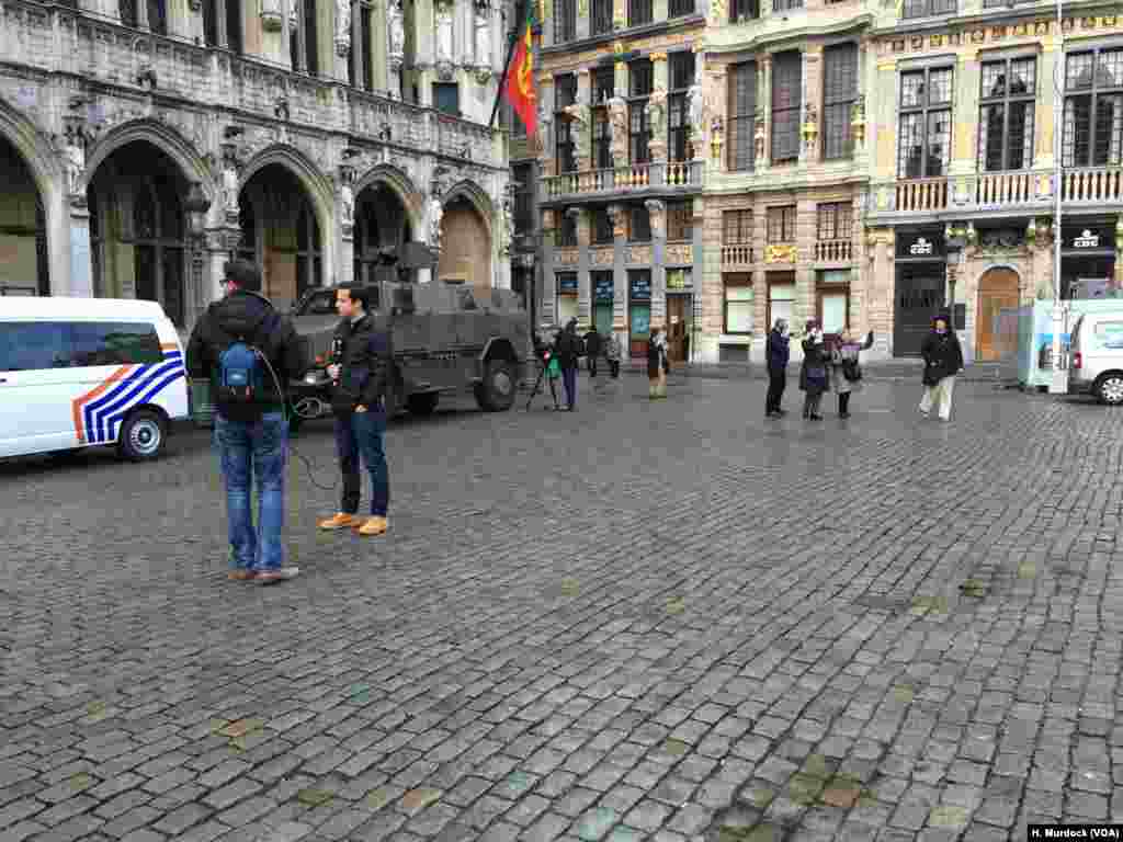 Tank-tank menjaga pusat-pusat turis di Brussels, Belgia, sementara para jurnalis bersiap melaporkan peristiwa yang mereka harap tidak akan terjadi.