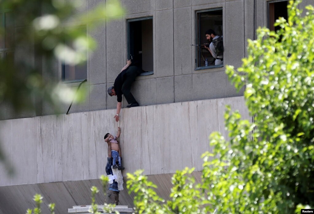 이란 수도 테헤란 시민들이 의사당 테러공격 현장에서 어린이를 탈출시키고 있다.