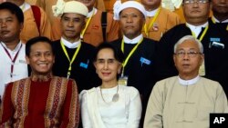 Menteri Luar Negeri Myanmar Aung San Suu Kyi (tengah) duduk di antara Presiden Myanmar Htin Kyaw (kanan) dan Wakil Presiden Henry Van Hti Yu dalam sesi foto bersama Konferensi Perdamaian di Naypyitaw, Myanmar, 31 Agustus 2016. (AP Photo/Aung Shine Oo)