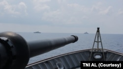 TNI Angkatan Laut Indonesia dan China melakukan latihan bersama, termasuk di antaranya latihan SAR dan manuver taktis. (Foto: Courtesy/TNI AL)