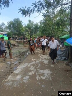 ရခိုင်ပြည်နယ် ရသေ့တောင်အနီး ပစ်ခတ်မှုတွေအတွင်း ထိခိုက်ဒဏ်ရာရသူတဦးကို သယ်ဆောင်နေတဲ့ မြင်ကွင်း။ (ဓာတ်ပုံ - ကိုဘက္ကာ)