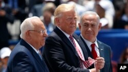 Soti agoch pou rive adwat, Prezidan Izrayelyen an, Reuven Rivlin, Prezidan Donald Trump, ak Pwemye minis Izrayelyen an Benjamin Netanyahu pandan yon seremoni darive nan lonè premye sitwayen ameriken an nan Ayewopò Entènasyonal, Ben Gurion, Lendi, 22 Me 2017, nan Tel Aviv.