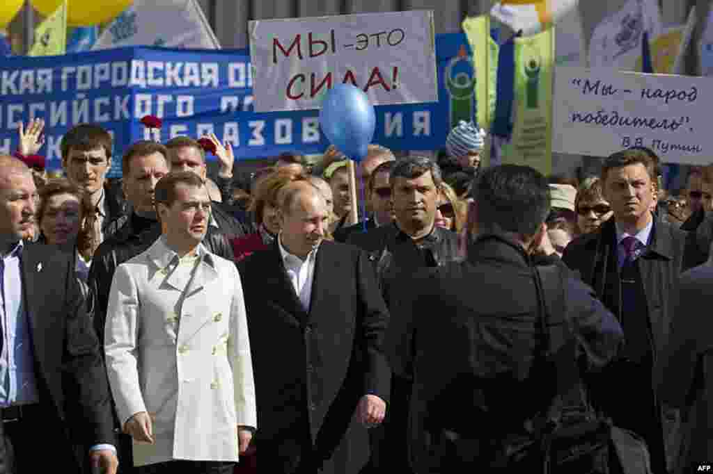 Чинний та новообраний президенти Росії Віктор Медведєв та Володимир Путін під час травневого ралі організованого провладною партією «Єдина Росія». 01.05.2012.AP.