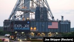 Space Launcher System milik NASA dibawa ke peluncuran Pad 39B untuk pengujian sebelum membawa roket SLS dan wahana antariksa Orion untuk peluncuran Artemis 1 di Kennedy Space Center, di Cape Canaveral, Florida, 27 Juni 2019. (Foto: Joe Skipper/Reuters)