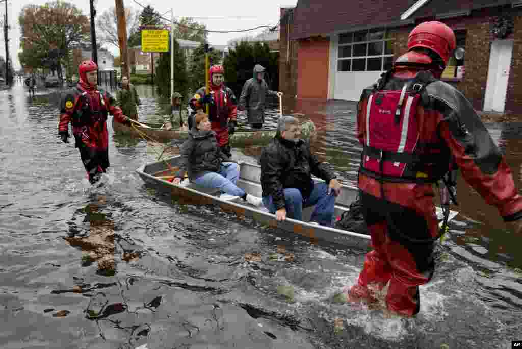 Los bomberos en Nueva Jersey continuaron con las labores de rescate hasta el mi&eacute;rcoles. Centenares de casa quedaron pr&aacute;cticamenbte destru&iacute;das desdepu&eacute;s de la tormenta.