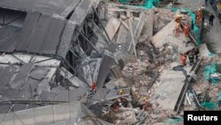 16일 중국 상하이의 건물 붕괴 현장에서 인명 구조 작업이 진행되고 있다.
