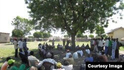 A customary court hearing in Akobo, Jonglei State. The traditional courts do not adjudicate serious criminal cases. (Photo: courtesy David Deng)