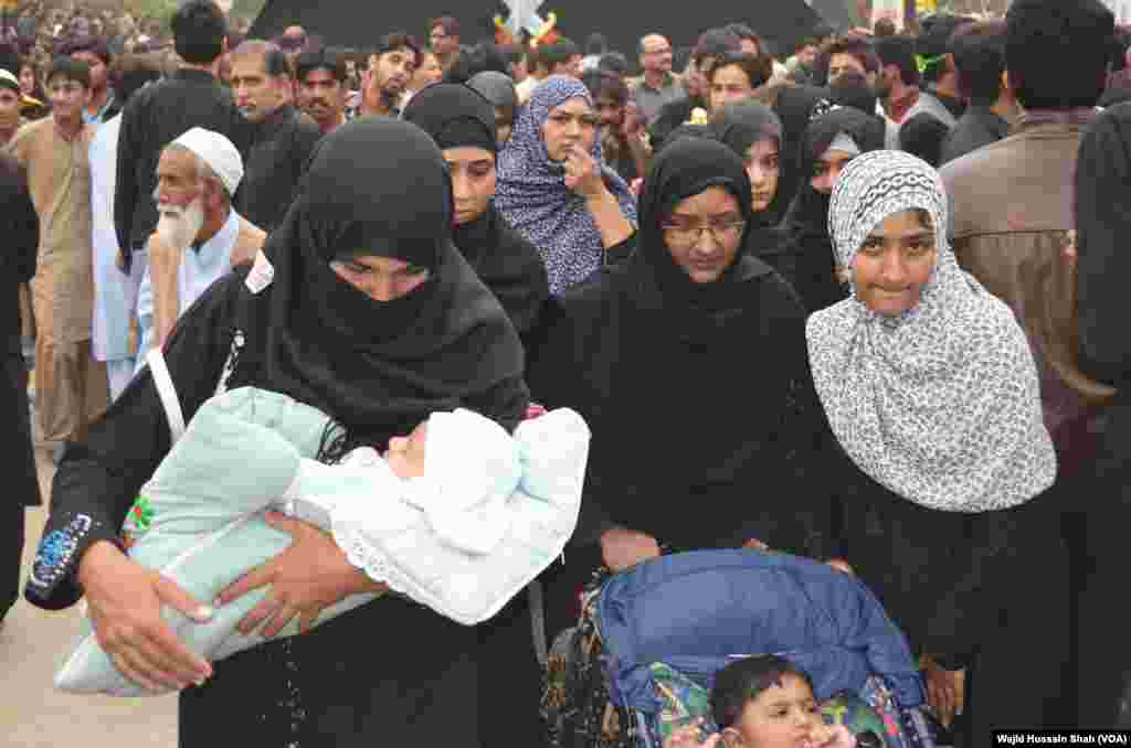 اسلام آباد میں خواتین محرم الحرام کے جلوس میں شرکت کر رہی ہیں۔ 