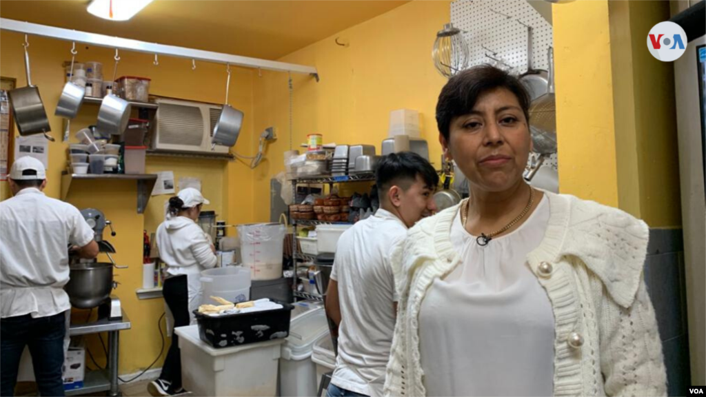 Cristina contó a la Voz de América que armó su restaurante con los ahorros que pudo hacer mientras trabajaba para otros dueños: &quot;Cada cuchara, cucharón y caldero, lo iba comprando en el mercado de los chinos&quot;​.&nbsp;(Foto: Celia Mendoza)