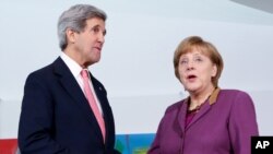 John Kerry y la jefa de Estado alemana, Ángela Merkel, este martes en Berlín.