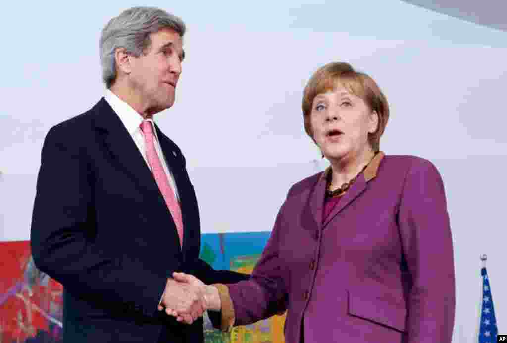 John Kerry y la jefa de Estado alemana, Ángela Merkel, este martes en Berlín.