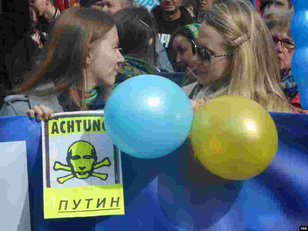 Многие участники демократической колонны держали в руках предметы цветов украинского флага