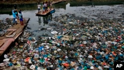 آلودگی آب ها و اقیانوس های جهان با محصولات پلاستیکی از مشکلات عمده محیط زیست است که نه تنها موجودات زنده را در خطر می اندازد بلکه بر زندگی بشر تأثیرات منفی دارد.