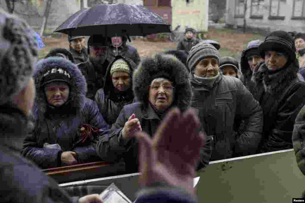 People queue to receive humanitarian aid in the town of Debaltseve, northeast from Donetsk, March 13, 2015.